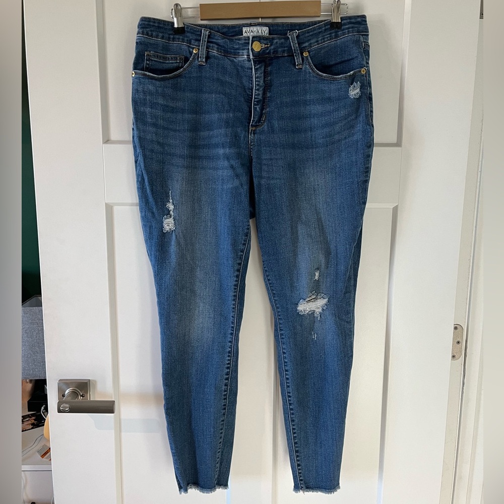 Cute skinny jeans with raw edge and distressing